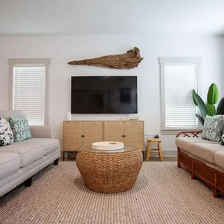 Dune Lake - Brand New Build Near Powell Lake. Private Pool, Pet Friendly, Sleeps 10! Villa